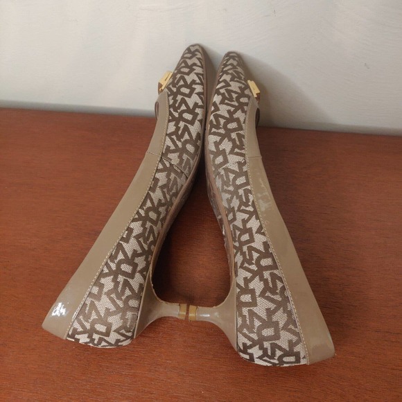 DKNY Women's Shoes Pumps Low Heel Brown Logo Gold Accent Size 8. - Picture 4 of 7